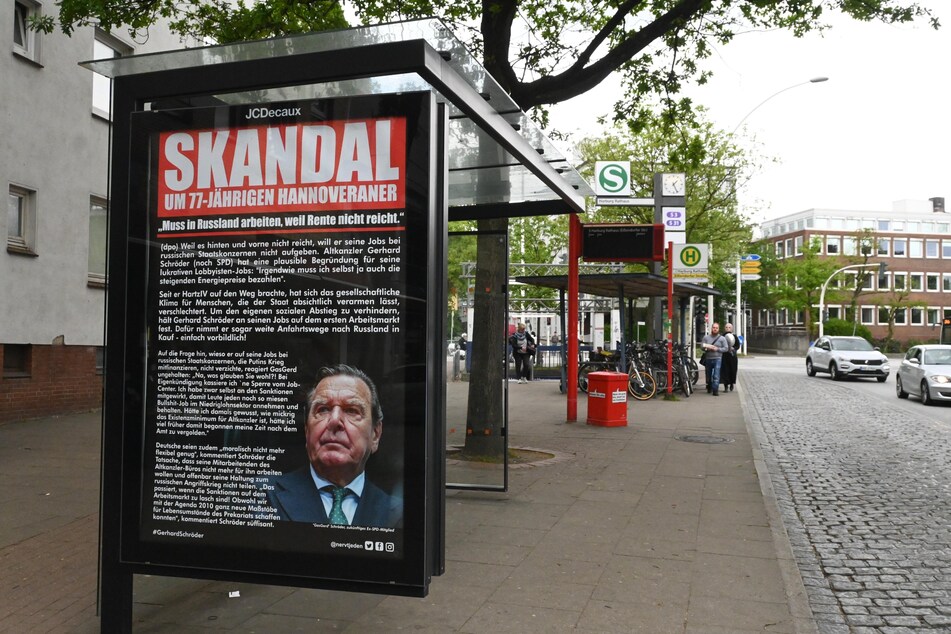 Eine fingierte Schlagzeile von Altkanzler Gerhard Schröder (78) hängt ebenfalls an einer Bushaltestelle.