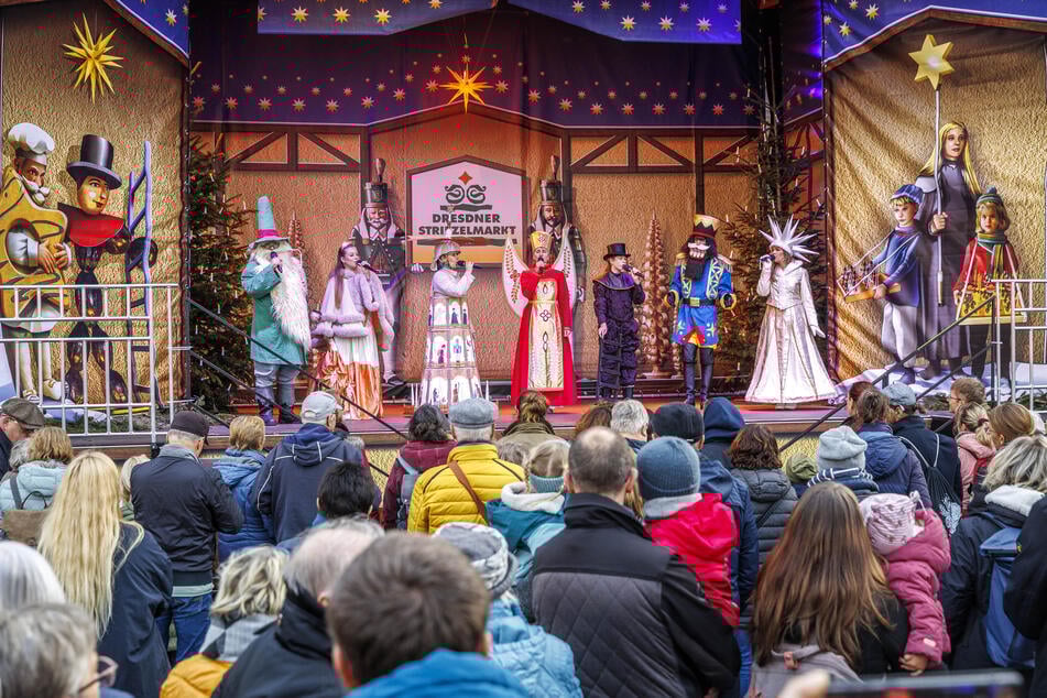 Auf dem Striezelmarkt findet täglich ein Bühnenprogramm statt – ob mit lizenzfreier oder kostenpflichtiger Musik.