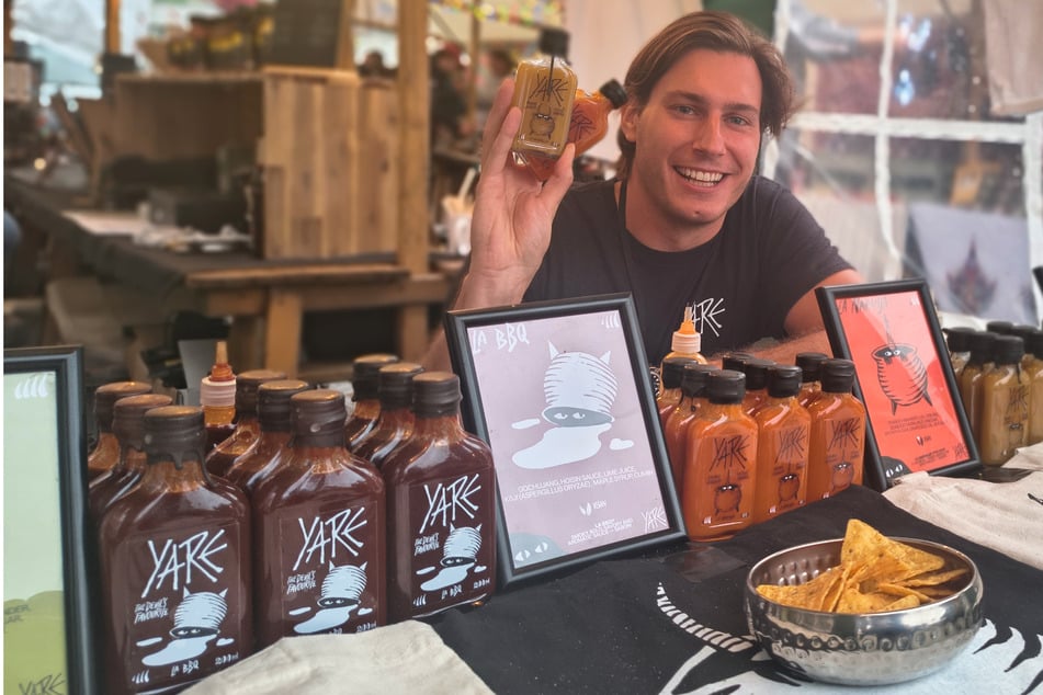 Freundlich erklärte Jan von Yare Sauce, was in den Flaschen steckt und woher die Ideen kommen.