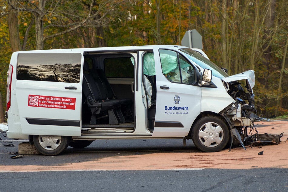 Der Bundeswehrtransporter ist schwer beschädigt.