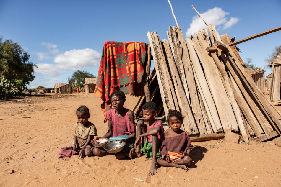 Tamiry lebt mit ihren drei Kindern Torovelo, Mbahomamy und Manenjina in Fandiova, einem der Dörfer, in denen sich die Situation am meisten verschlechtert hat.