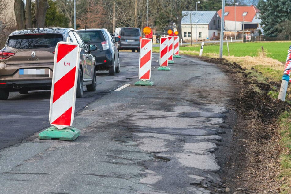 Die Augustusburger Straße löst sich auf. Nach einem Unfall sperrte die Stadt einen Abschnitt, im März gibt es eine Reparatur.