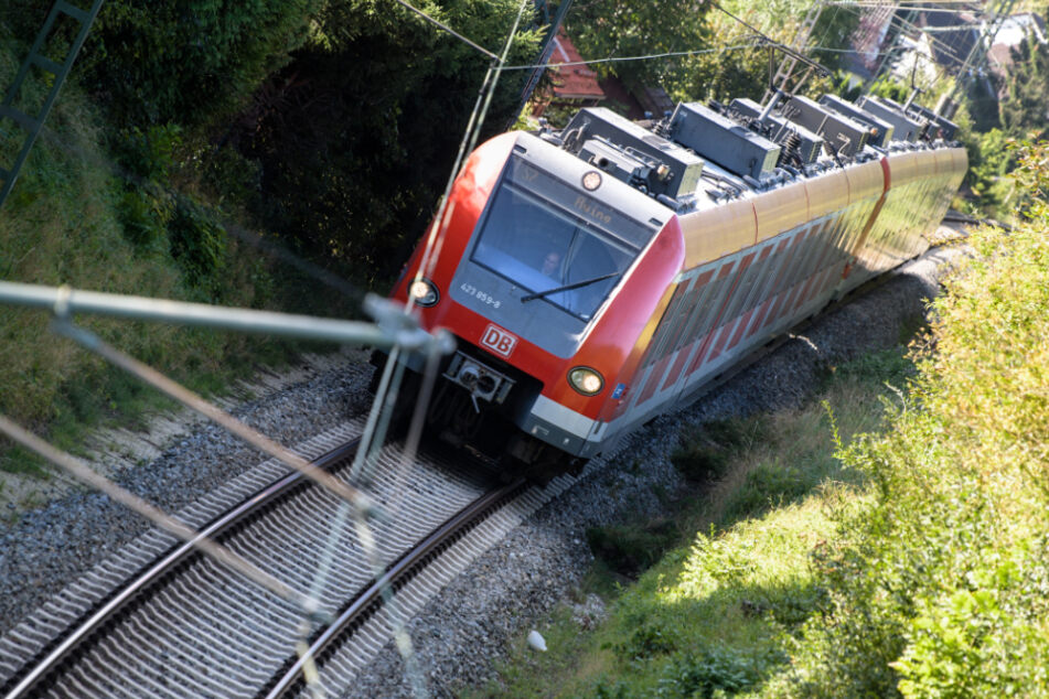 Der Senior war direkt neben den Gleisen umhergeirrt. (Symbolbild)