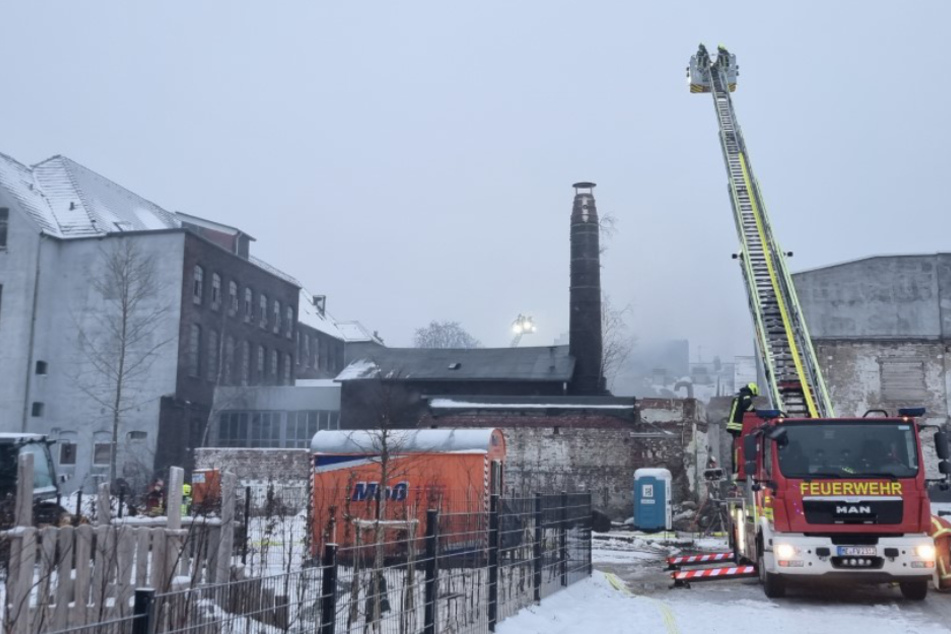 Am Sonntagmorgen startete die Feuerwehr den ausgiebigen Einsatz an dem Fabrikgebäude.