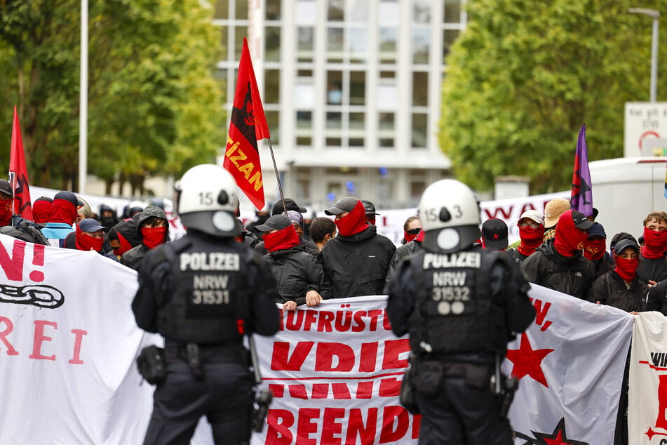 Protest gegen Aufrüstung: "Rheinmetall entwaffnen" blockiert Kölner Kaserne
