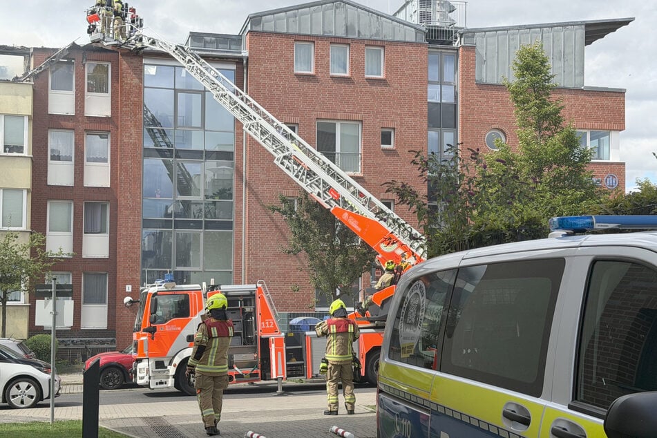Berlin: Rauchsäule über Biesdorf: Wohngebäude in Flammen