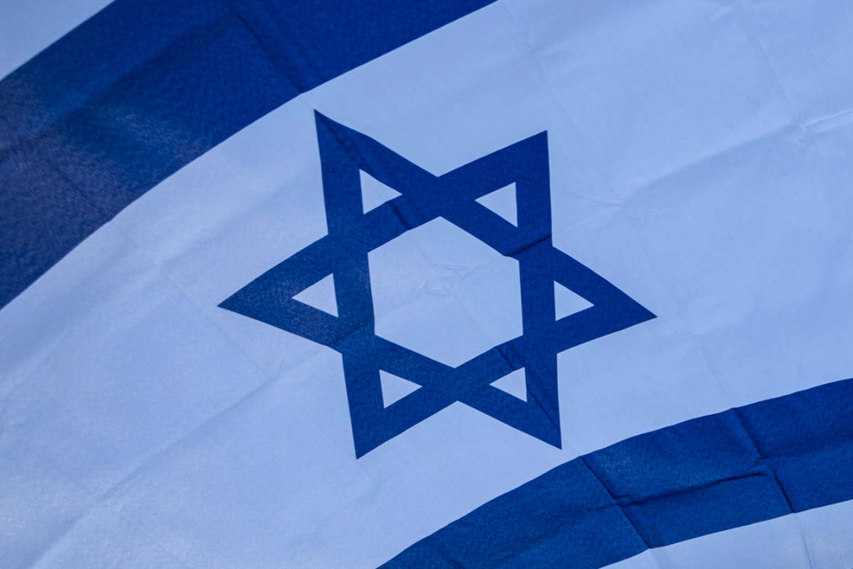 Unter anderem mithilfe sozialer Medien hat die Polizei den Diebstahl einer Israel-Flagge in Neubrandenburg aufgeklärt. (Symbolfoto)