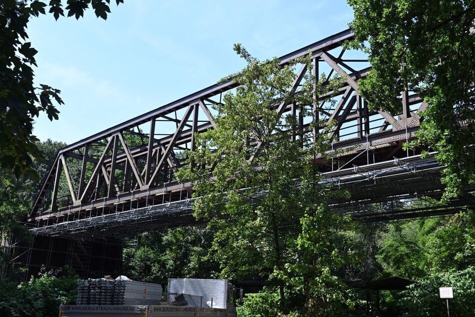In der Wupper-Brücke hat sich ein Riss gebildet. Bis Oktober soll sie vorübergehend wieder instand gesetzt werden.