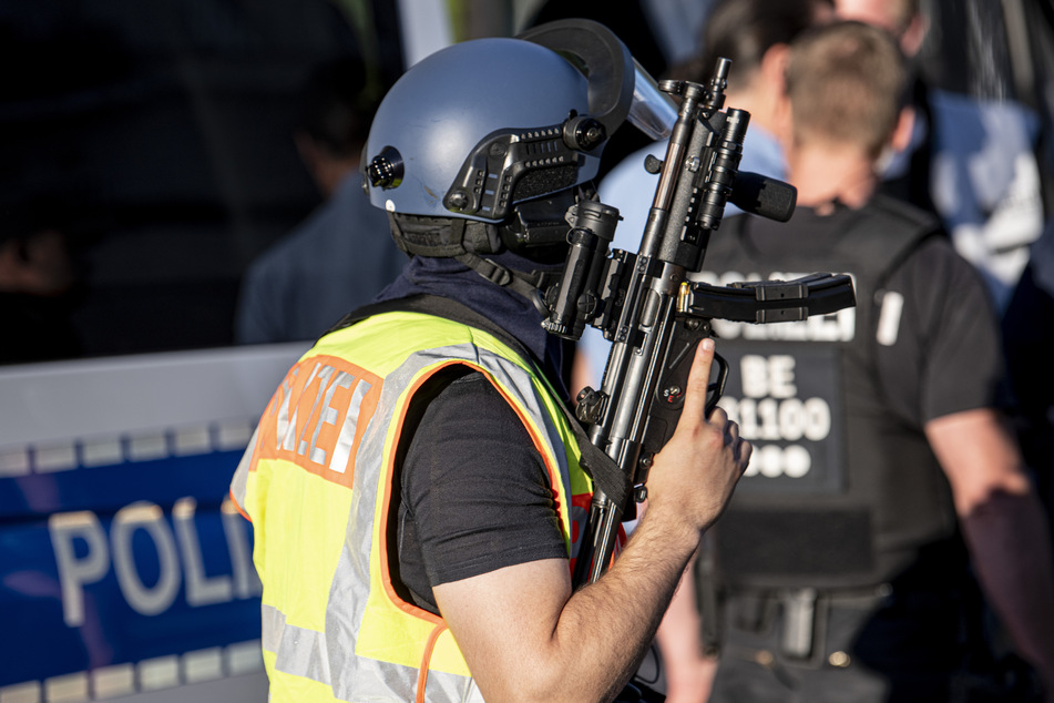 Die Polizei fahndet nach den Tätern.