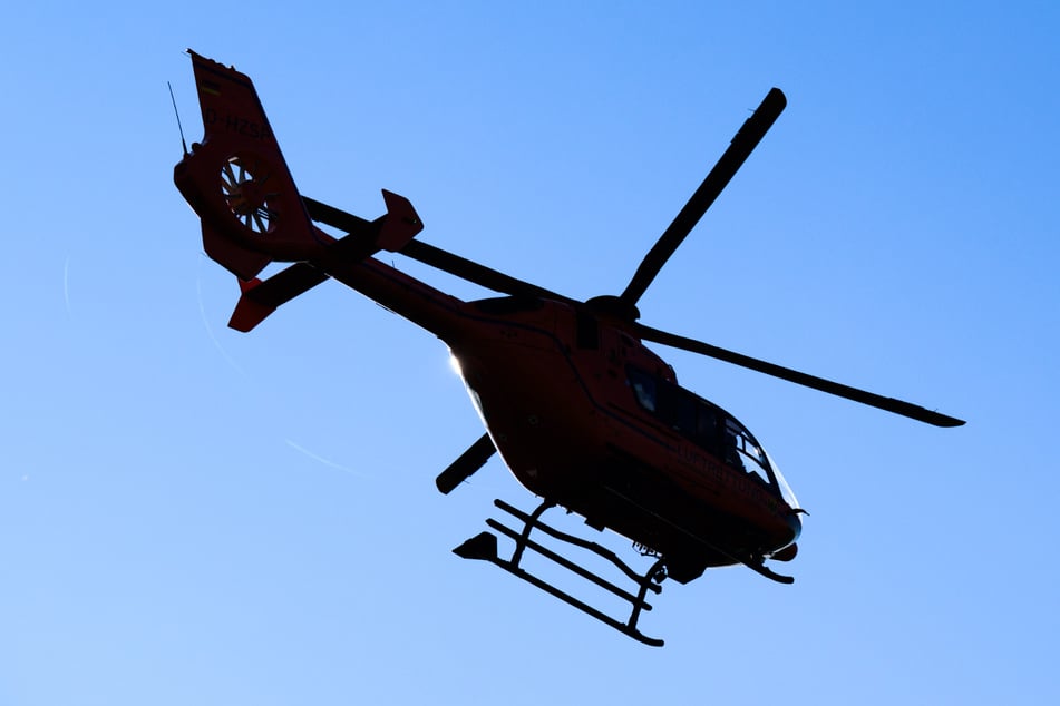 Lkw kracht auf A46 in Auto: Hubschrauber bringt schwer verletzte Frau in Klinik