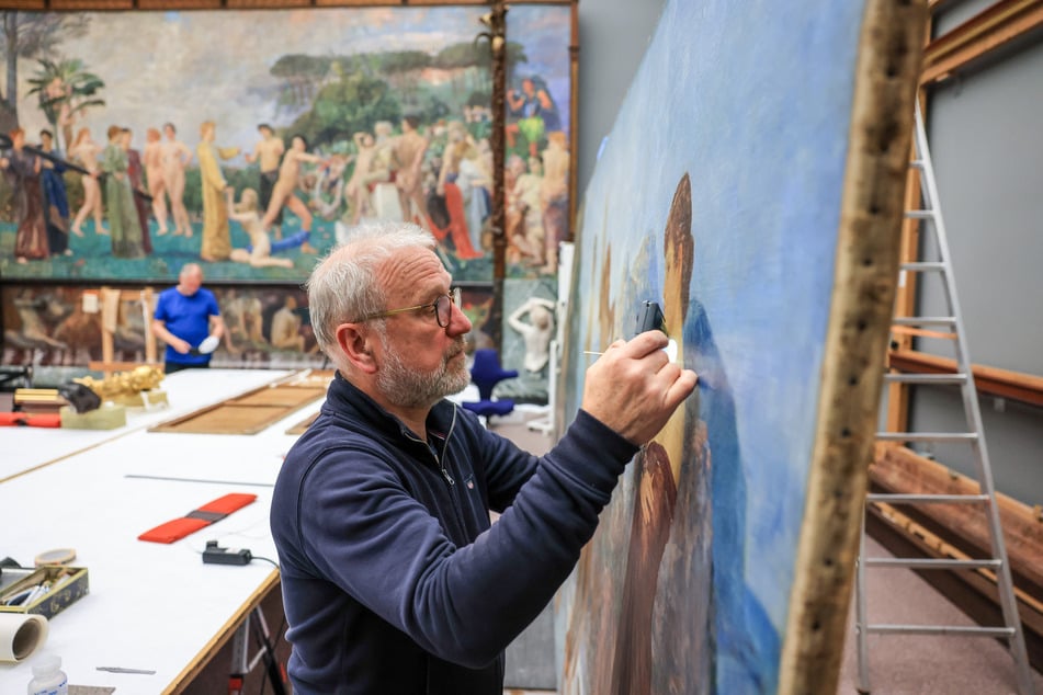Restaurator Rüdiger Beck prüft das "Das Urteil des Paris" auf Schäden. Das Max-Klinger-Gemälde wird im Museum der bildenden Künste Leipzig aufgefrischt.