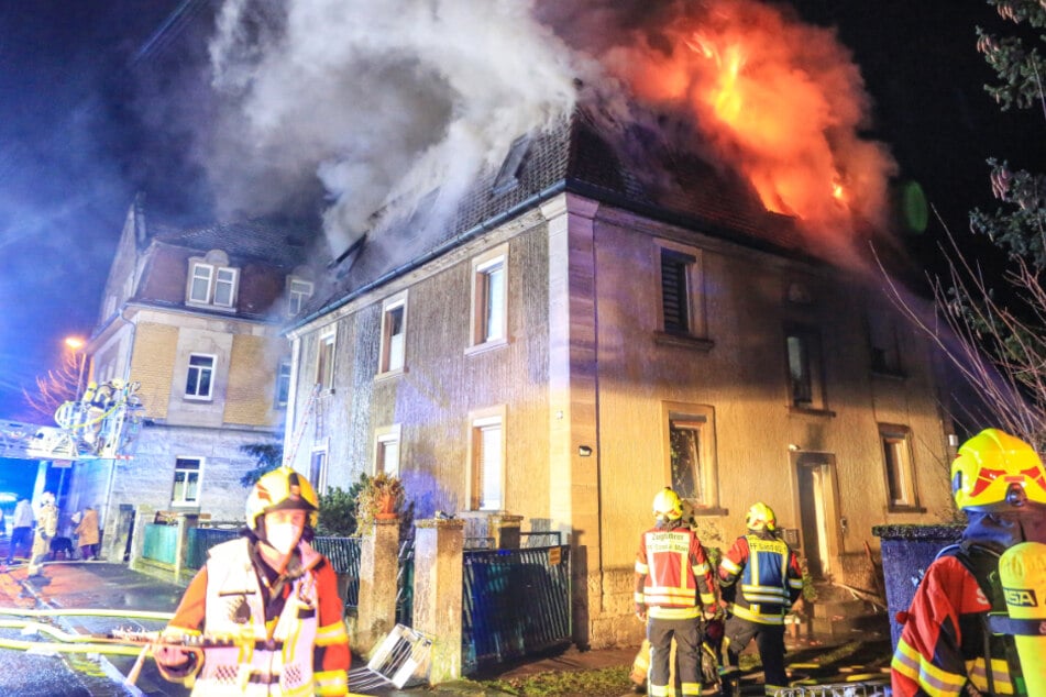 Das Foto zeigt ein brennendes Wohnhaus in Zeil am Main in Unterfranken.