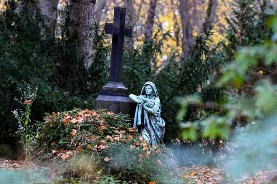 Berlin: Dreiste Friedhofs-Räuber: Ehepaar muss nach Skulpturen-Klau in den Knast