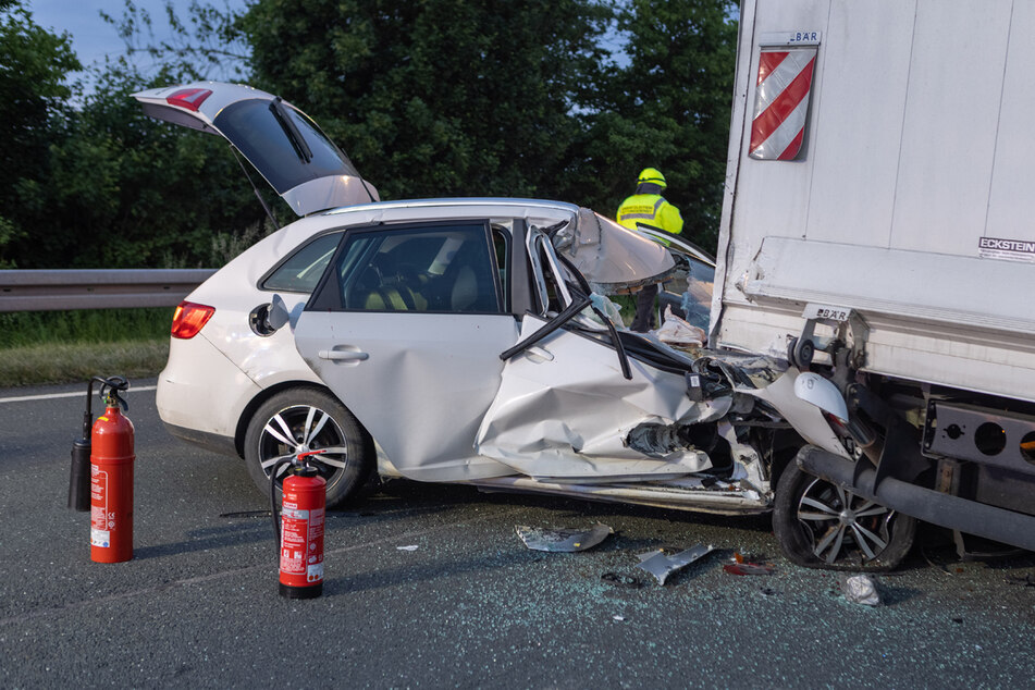 Auto kracht von hinten in 7,5-Tonner: Mehrere Personen verletzt