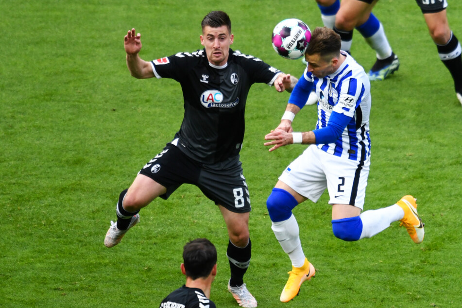 Peter Pekarik (34/r.) köpft das Tor zum 2:0. Freiburgs Mittelfeldspieler Baptiste Santamaría (26) kommt zu spät.
