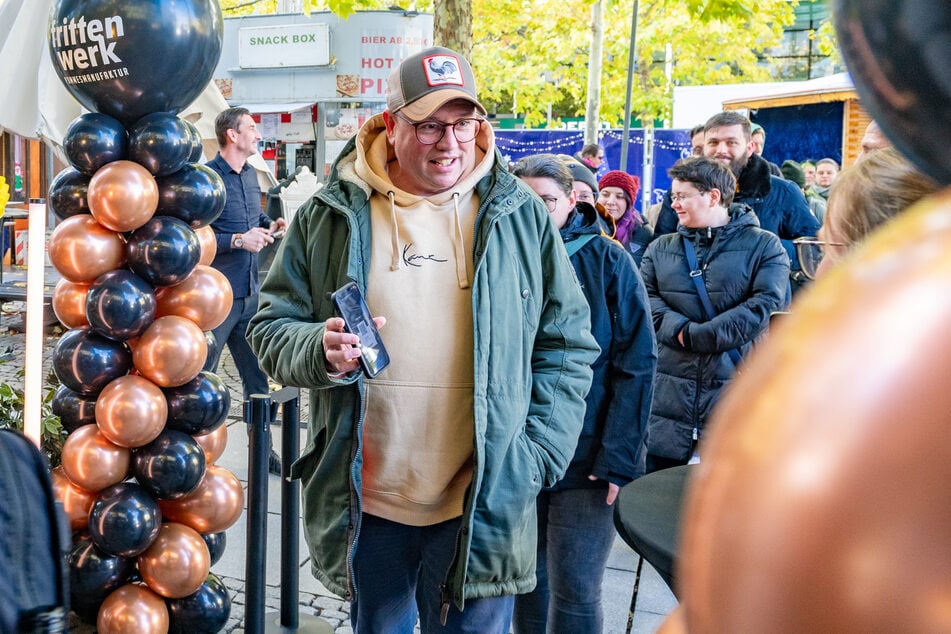 Auch Straßenbahn-Star Maik Zeuge (46) wollte die Eröffnung nicht verpassen.