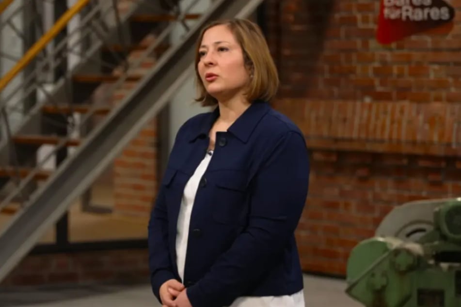 Hundefriseurin Pelin Akyürek aus München möchte bei "Bares für Rares" ein altes Familienerbstück verkaufen.