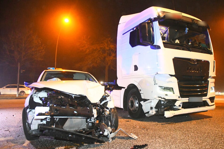 Am Freitagmorgen sind in Hamburg ein Auto und ein Lkw kollidiert.