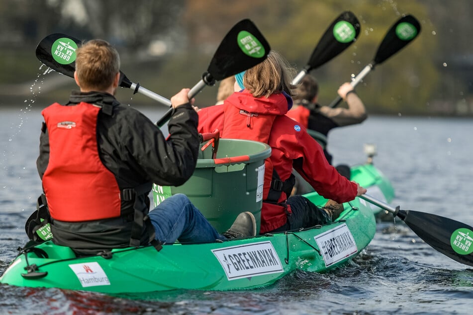Medienvertreter paddeln mit Booten der Umweltinitiative "GreenKayak" auf der Außenalster.