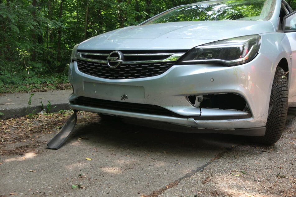 Während des Unfalls entstand auch Sachschaden am Auto.