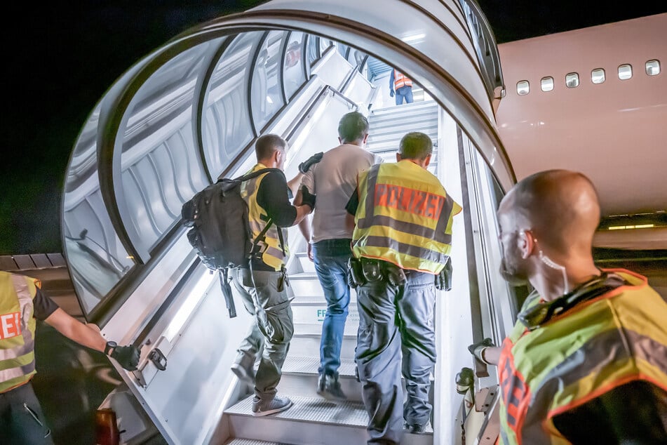 Polizisten betreuen die Abgeschobenen auch im Flugzeug noch weiter. (Archivbild)