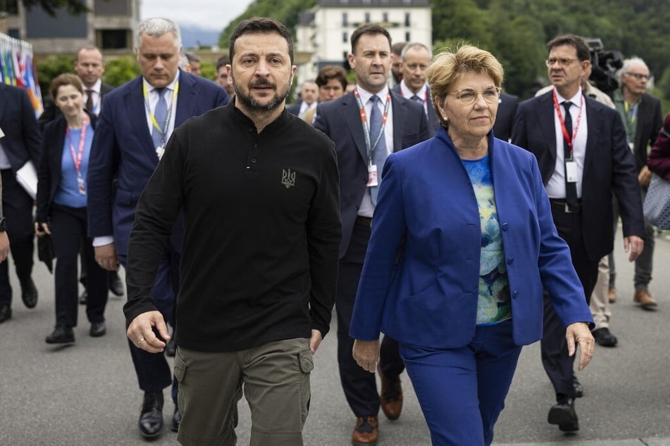 Flankiert von der Schweizer Bundespräsidentin Viola Amherd (62, r.) kam Selenskyj (46, l.) am Samstag zu einer gemeinsamen Pressekonferenz während des Friedensgipfels an.