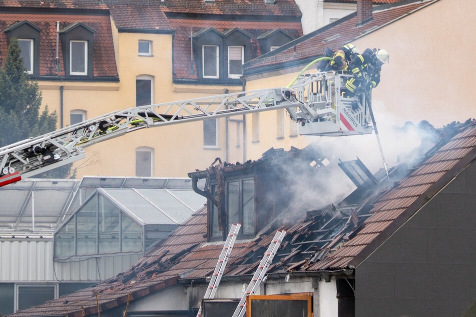 Schwarzer Rauch löst Alarm aus: Werkstatt nach Brand komplett zerstört