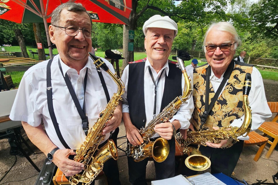 Spielen in der Dresdner Dampferband Saxofon (v.l.): Akos Molnar (81), Reinhard Stockmann (77) und Arnfried Drache (80).