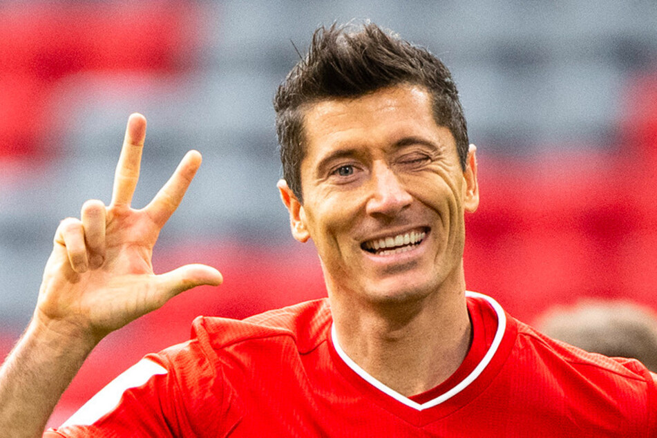 Robert Lewandowski (32) vom FC Bayern München jubelt über seinen Treffer zum 3:0.