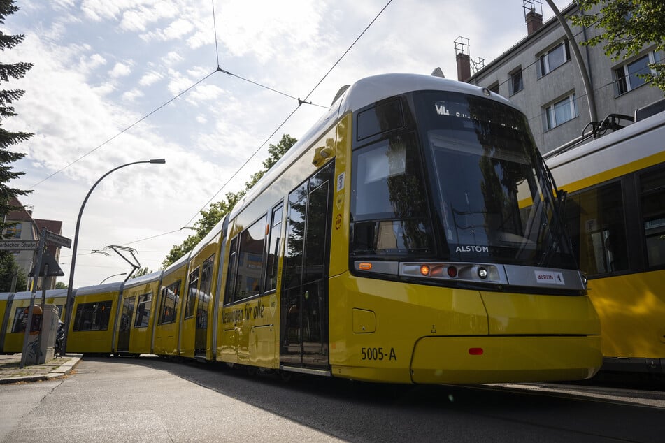 Eine Straßenbahn ist in Düsseldorf mit einem Reisebus zusammengestoßen. (Symbolfoto)