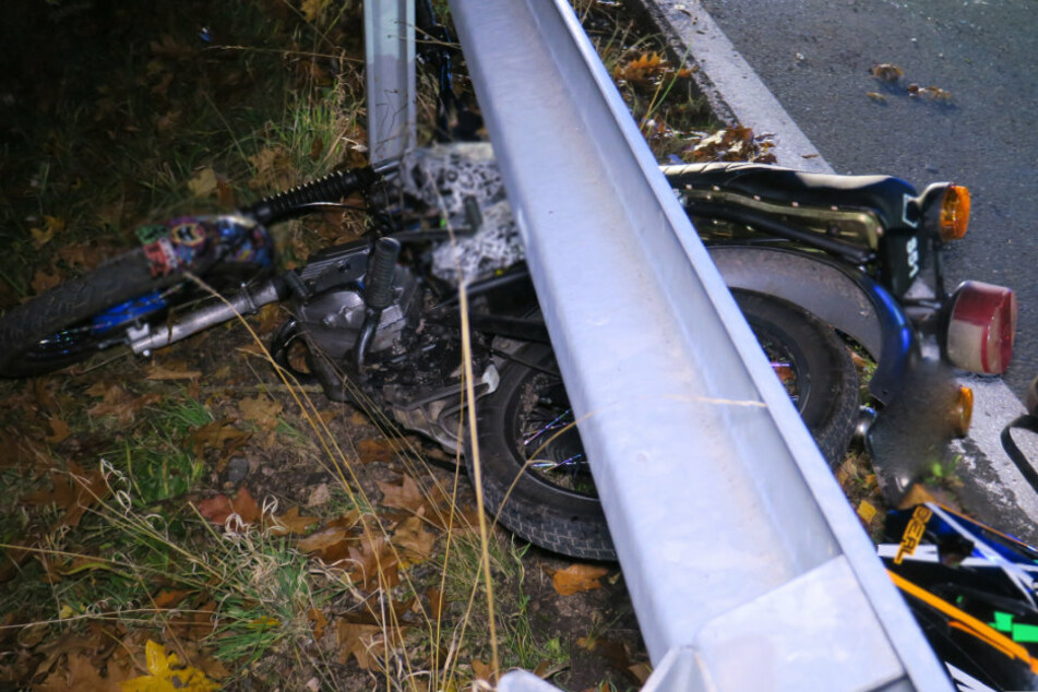 Das Moped rutschte unter die Leitplanke.