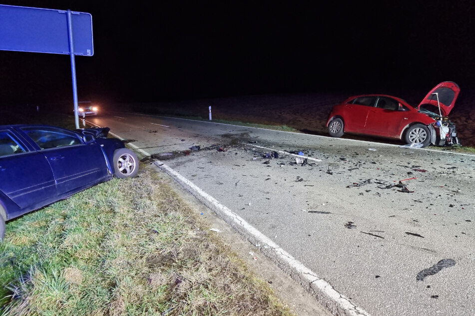 Die Kreisstraße glich nach dem Unfall bei Obertraubling im Landkreis Regensburg einem Trümmerfeld.