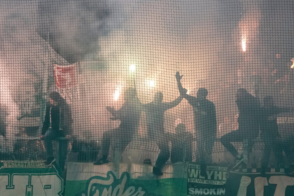 Die Werder-Fans brannten immer wieder Pyrotechnik ab.