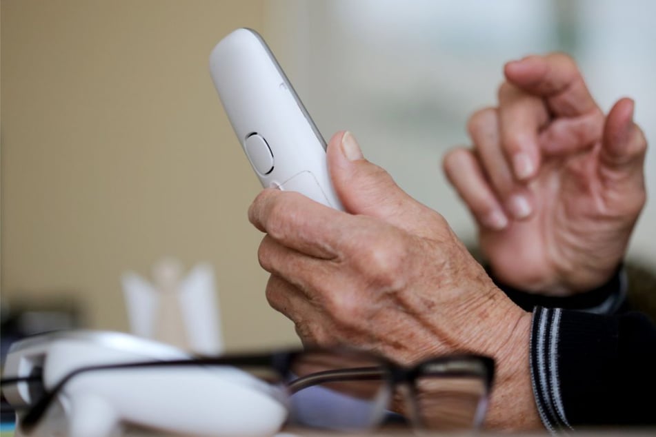Die ältere Dame handelte sofort. Erst später flog der Telefonbetrug auf. (Symbolbild)