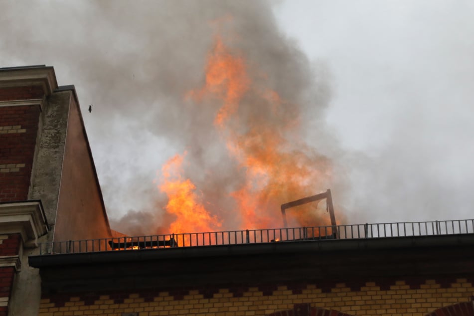 Chemnitz: Haus unbewohnbar: Verheerender Dachstuhlbrand in Chemnitz