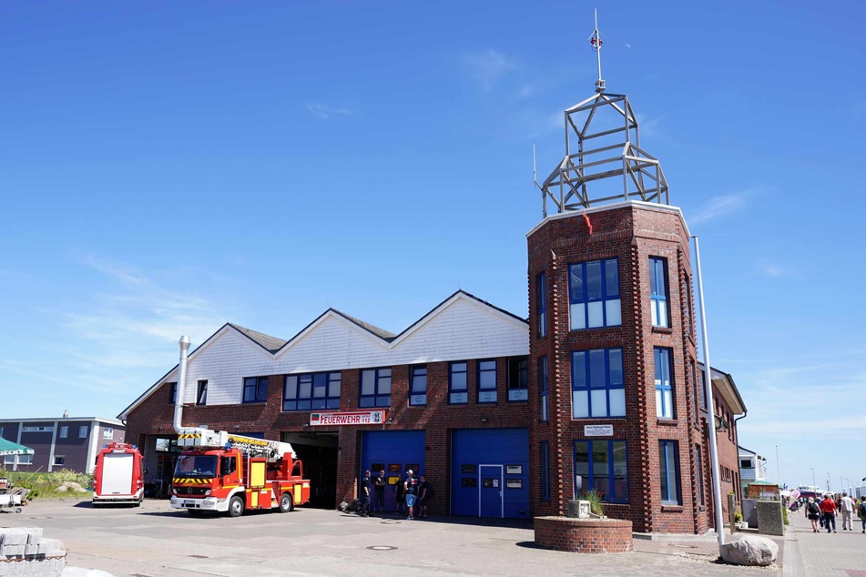 Die Feuerwehrwache im Hafen auf dem Unterland der Hochseeinsel Helgoland.