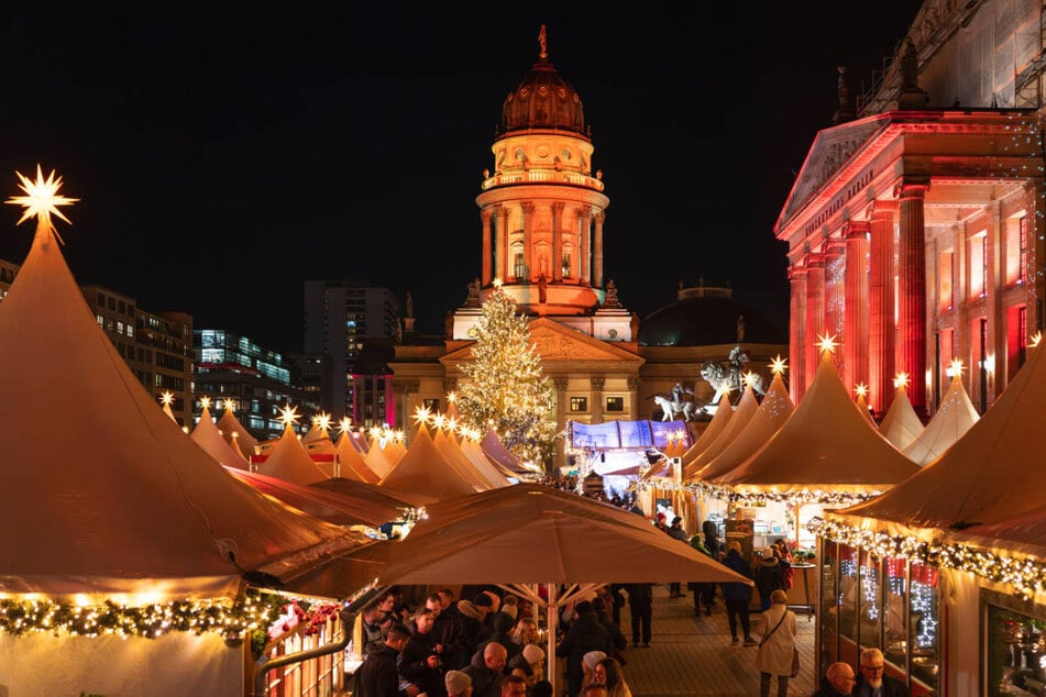 Der Weihnachtsmarkt am Gendarmenmarkt in Berlin bleibt noch bis Silvester geöffnet.
