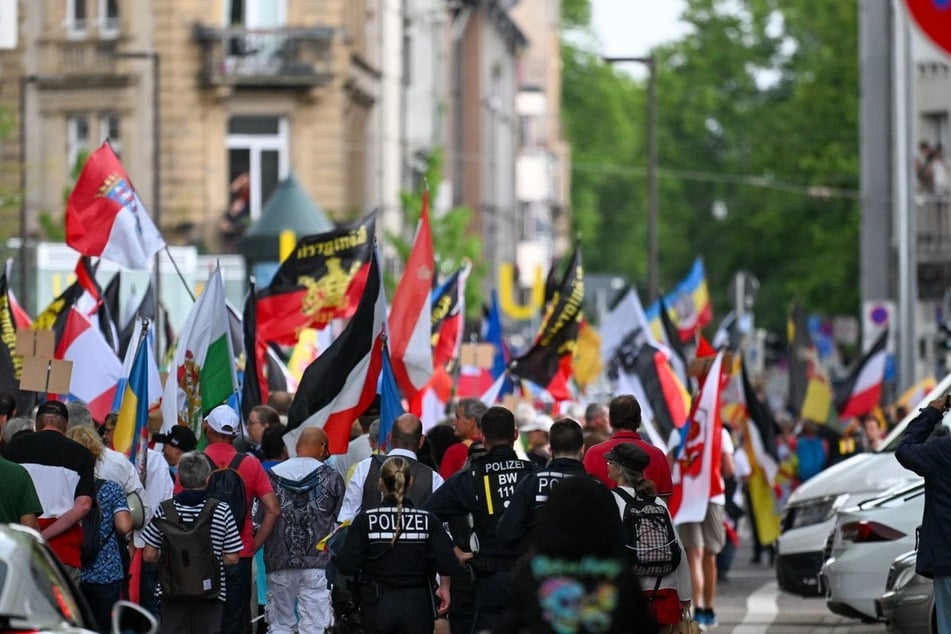 In Karlsruhe sowie weiteren Städten kommt es regelmäßig zu Demonstrationen der "Reichsbürger"-Szene. (Archivfoto)
