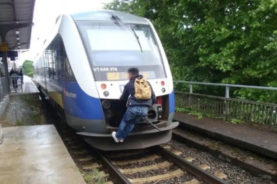 Auf die Kupplung des hintersten Wagens steigen und festhalten - S-Bahn-Surfen ist zum gefährlichen TikTok-Trend unter Jugendlichen geworden.