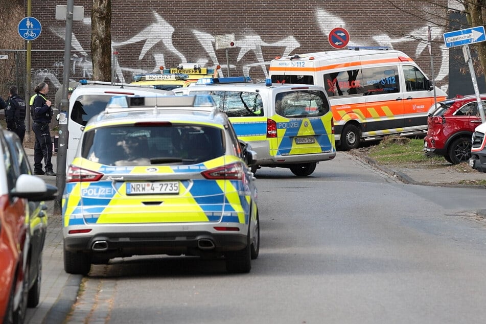 Mehrere Einsatzfahrzeuge der Polizei und Feuerwehr stehen am Ort des Zwischenfalls.