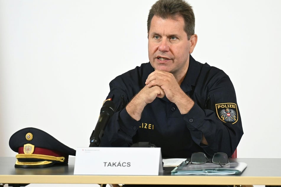 Der österreichische Polizeidirektor Michael Takacs (57) erklärt in einem Pressegespräch das aktuelle und weitere Vorgehen der Polizei, sowie präventive Maßnahmen im Kampf gegen Amoklagen.