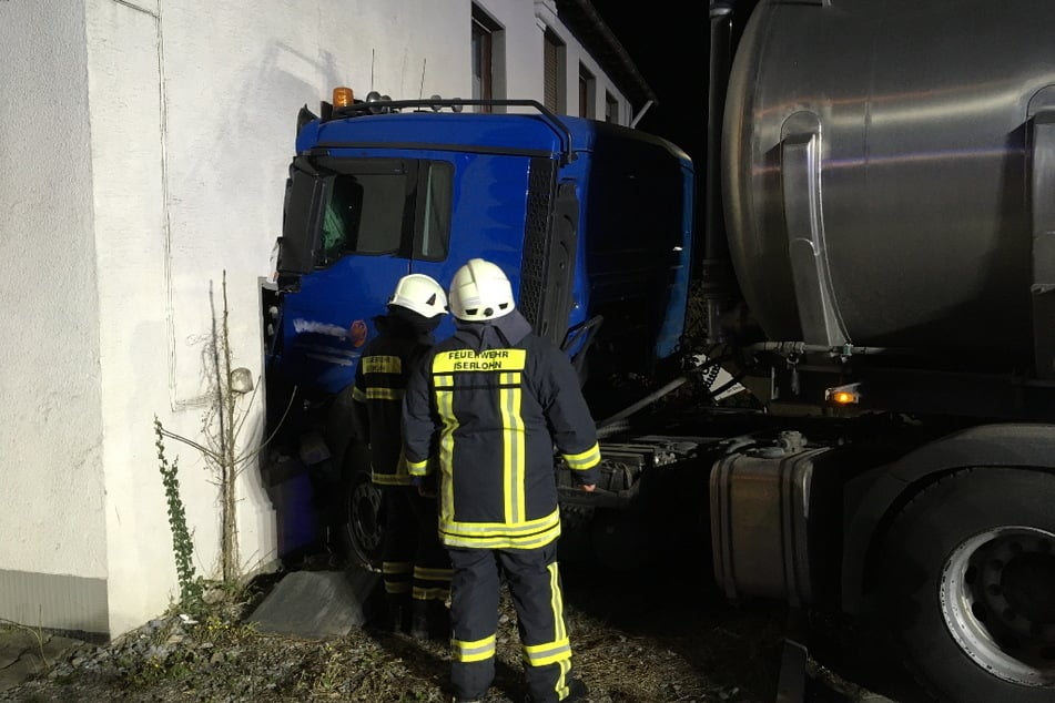 Der Fahrer (25) wurde verletzt, die Feuerwehr half bei der Bergung des Unfalllasters.