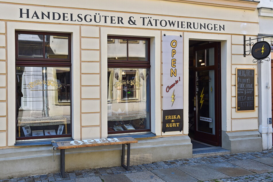 Sven Ehmann bietet in seinem Geschäft "Erika und Kurt" auf der Rähnitzgasse seit 2018 Handelsgüter und Tätowierungen an.
