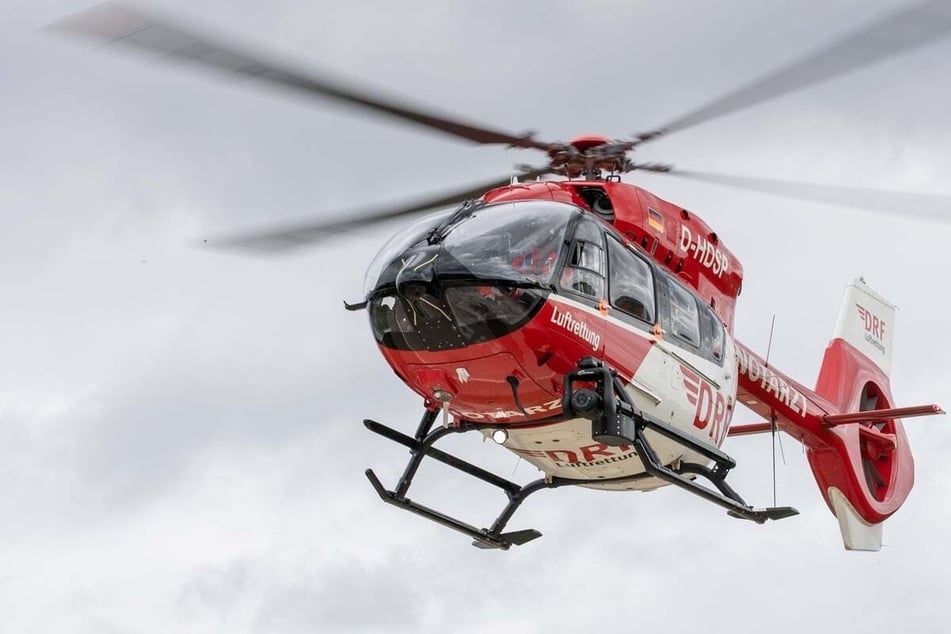 Schwerer Unfall auf Landstraße: 63-Jährige kracht gegen Baum