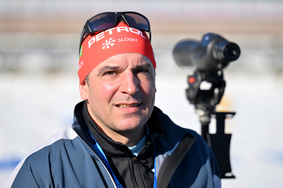 Ricco Groß (53) begleitete Anamarija Lampič auf ihrem Weg vom Langlauf in den Biathlon.
