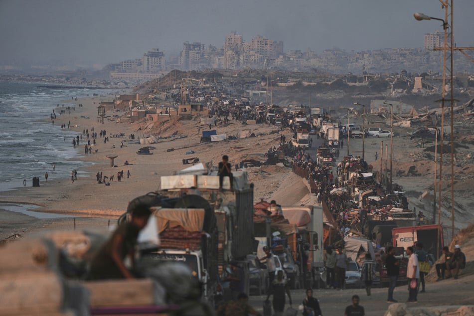 Vertriebene Palästinenser fliehen aus Gaza. Inzwischen sollen rund 480.000 Menschen die Stadt verlassen haben.