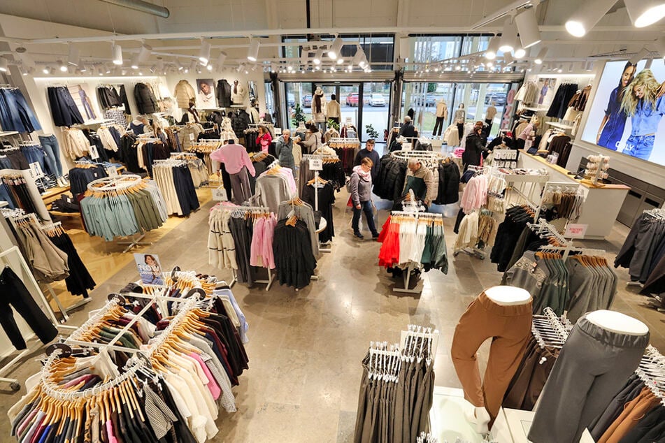 Am Sonntag (7.12.) kaufen Besucher zwischen Rabatt-Aktionen, Glühwein und vielen weiteren Überraschungen ein.