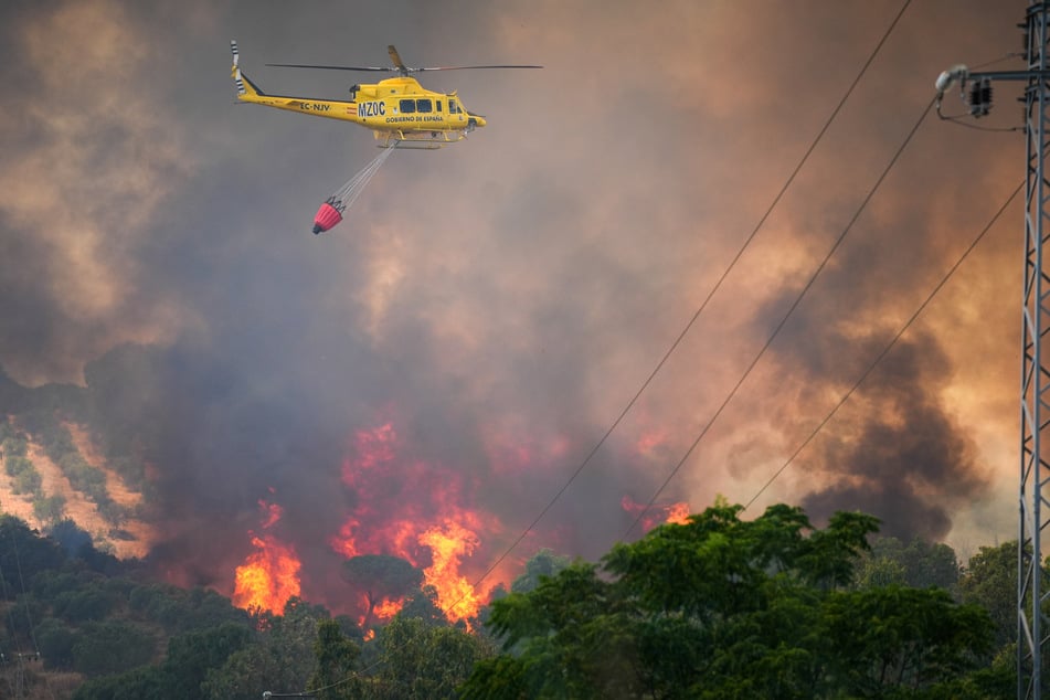 Löschhubschrauber versuchen, die Flammen einzudämmen.