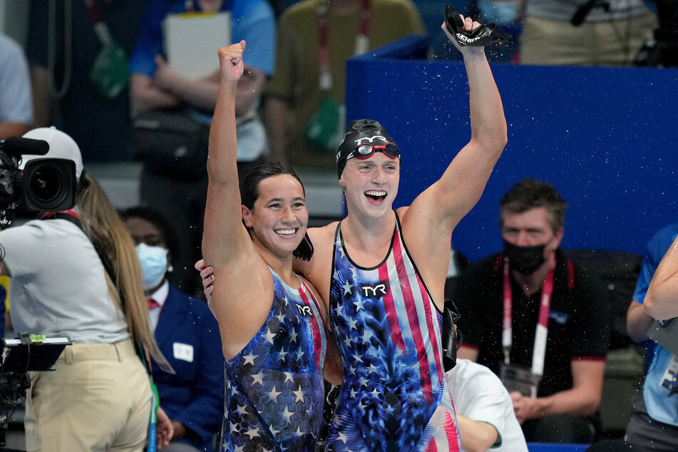Katie Ledecky (r) of the USA celebrates with Erica Sullivan (r) at the end of the Women's 1500-meter freestyle final.