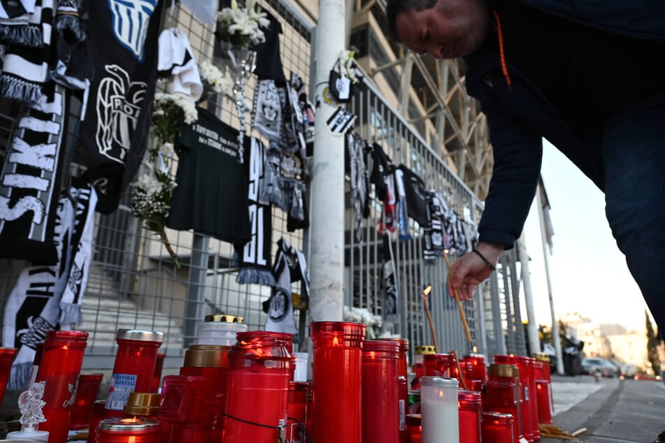 PAOK-Anhänger zünden vor dem heimischen Toumba-Stadion Kerzen an.